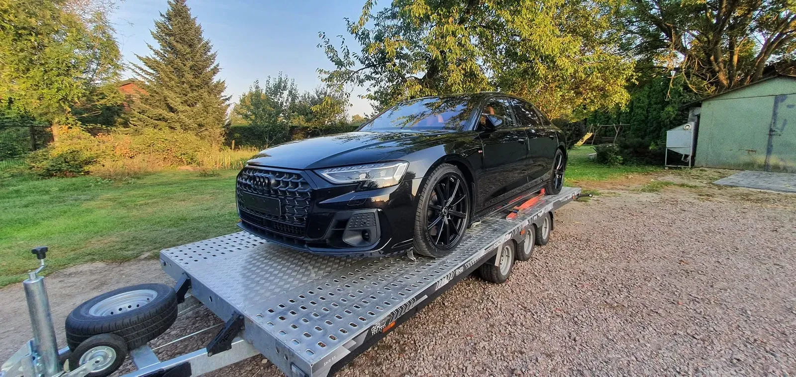 Audi na przyczepie — transport premium