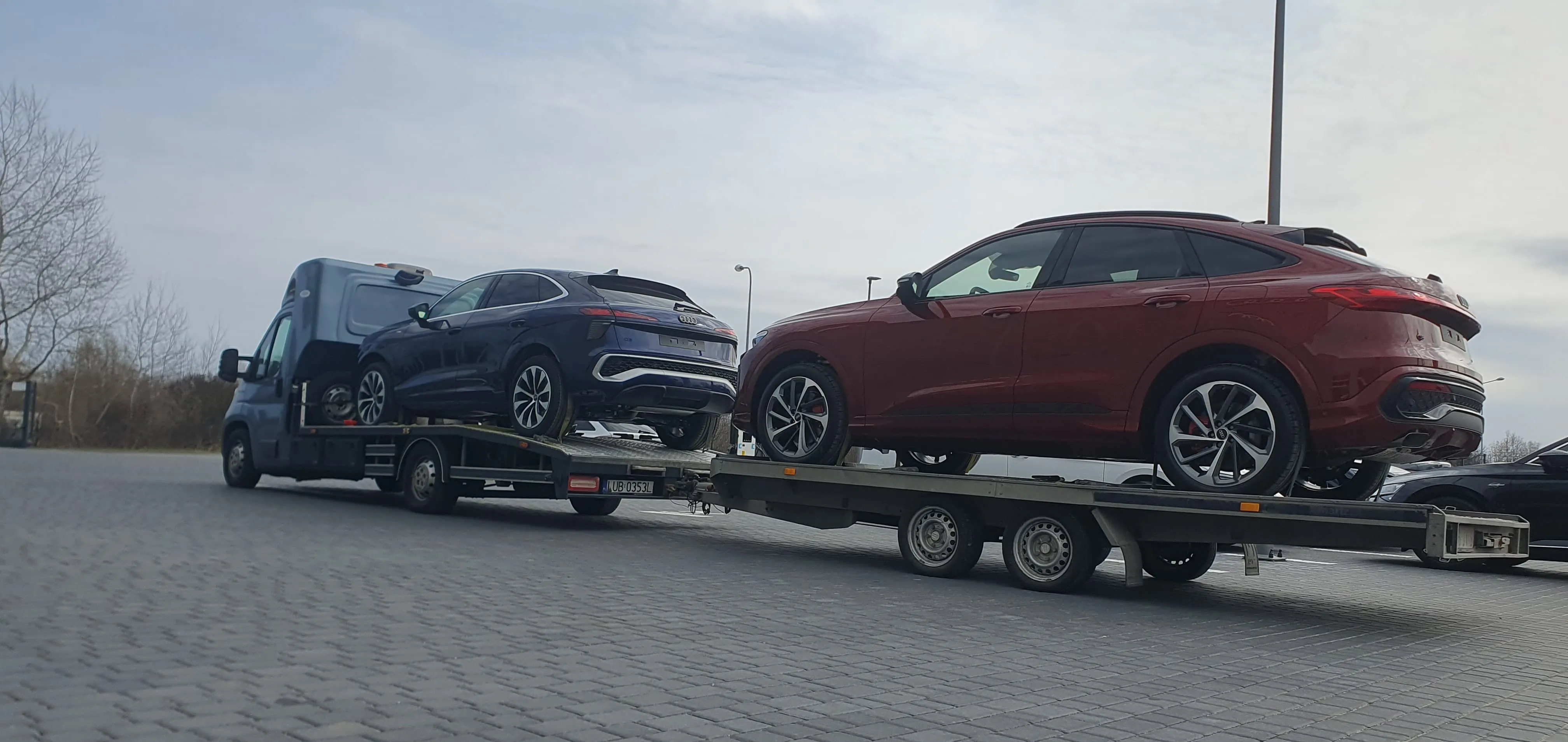 Laweta z dwoma Audi SUV-ami — transport salonowy